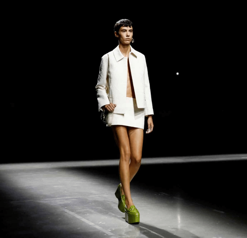 Ako sa vyvíjali módne prehliadky? Od skromných začiatkov v 19. storočí až po súčasné trblietavé prehliadky