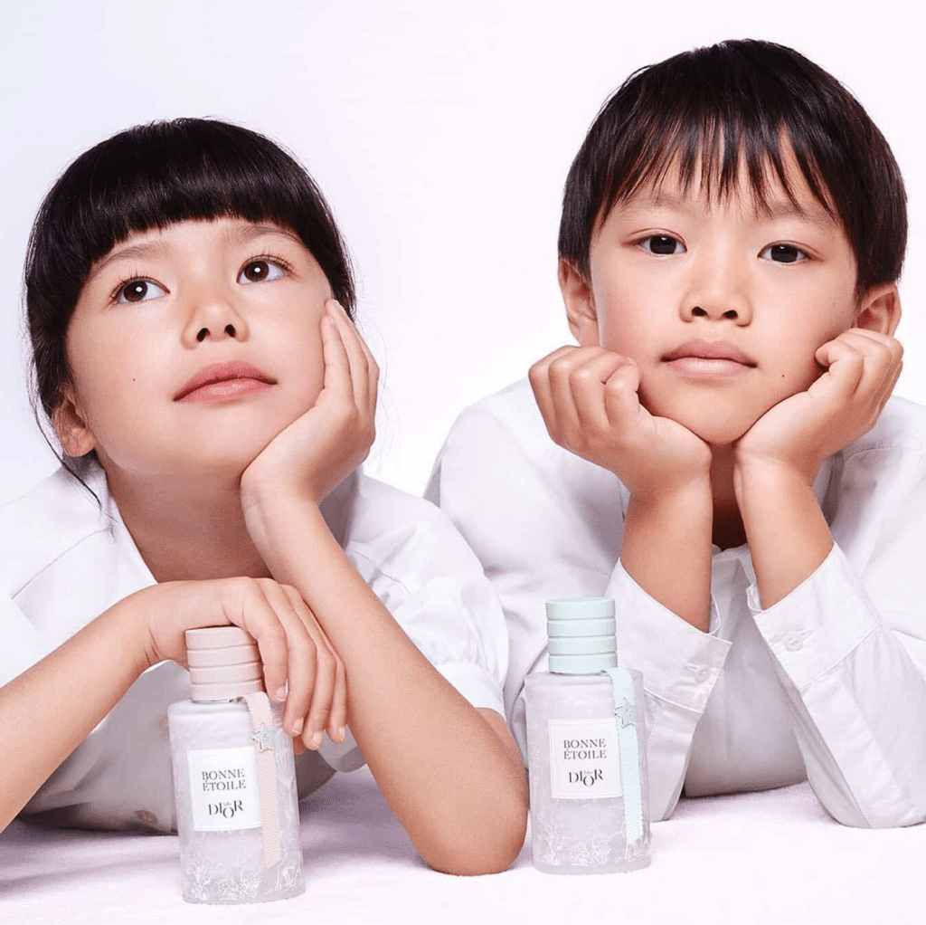 Módne novinky v kostke: Valentino postavil pre Harrods stromček, Dior Baby má nové produkty a Tiffany & Co. vydal retiazok s Pokémonom