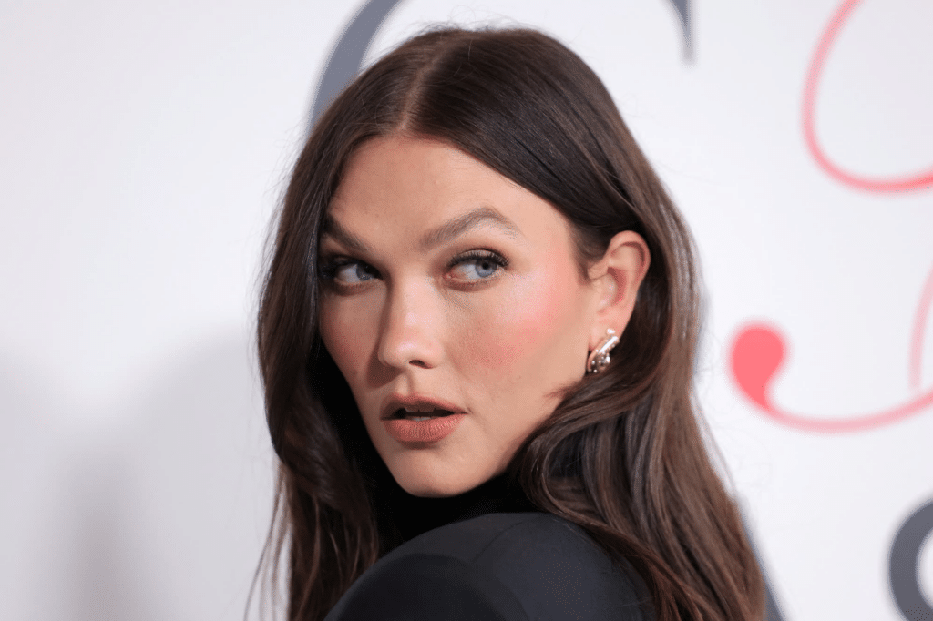 Módne novinky v kostke: Karlie Kloss odkúpila i-D, Tiffany & Co. má novú ambasadorku a Balmain objavuje virtuálny svet