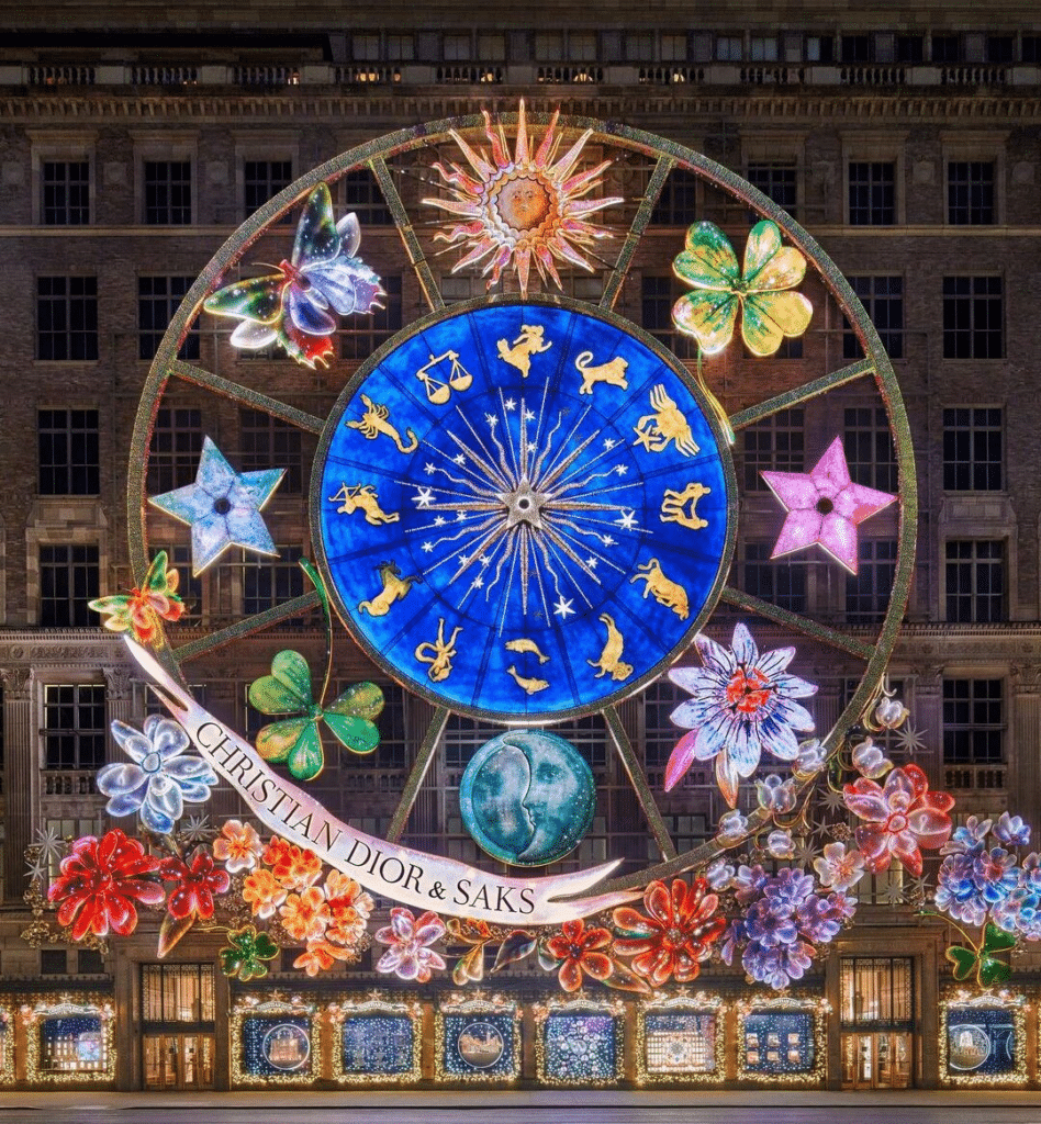 Módne novinky v kocke: Dior prevzal výklad Saks, Balenciaga skryla do merch hudbu a Tommy Hilfiger má nového ambasádora