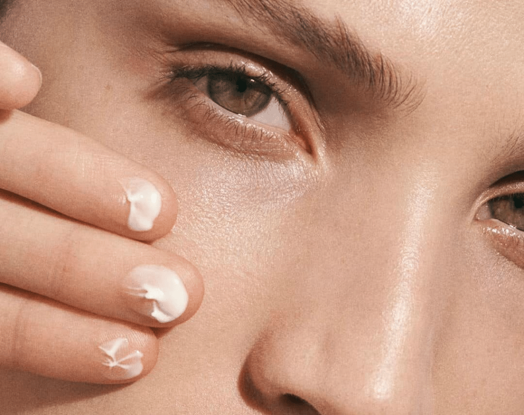 Zaslúžená regenerácia: doprajte unaveným očiam bohatú starostlivosť s luxusnou kozmetikou