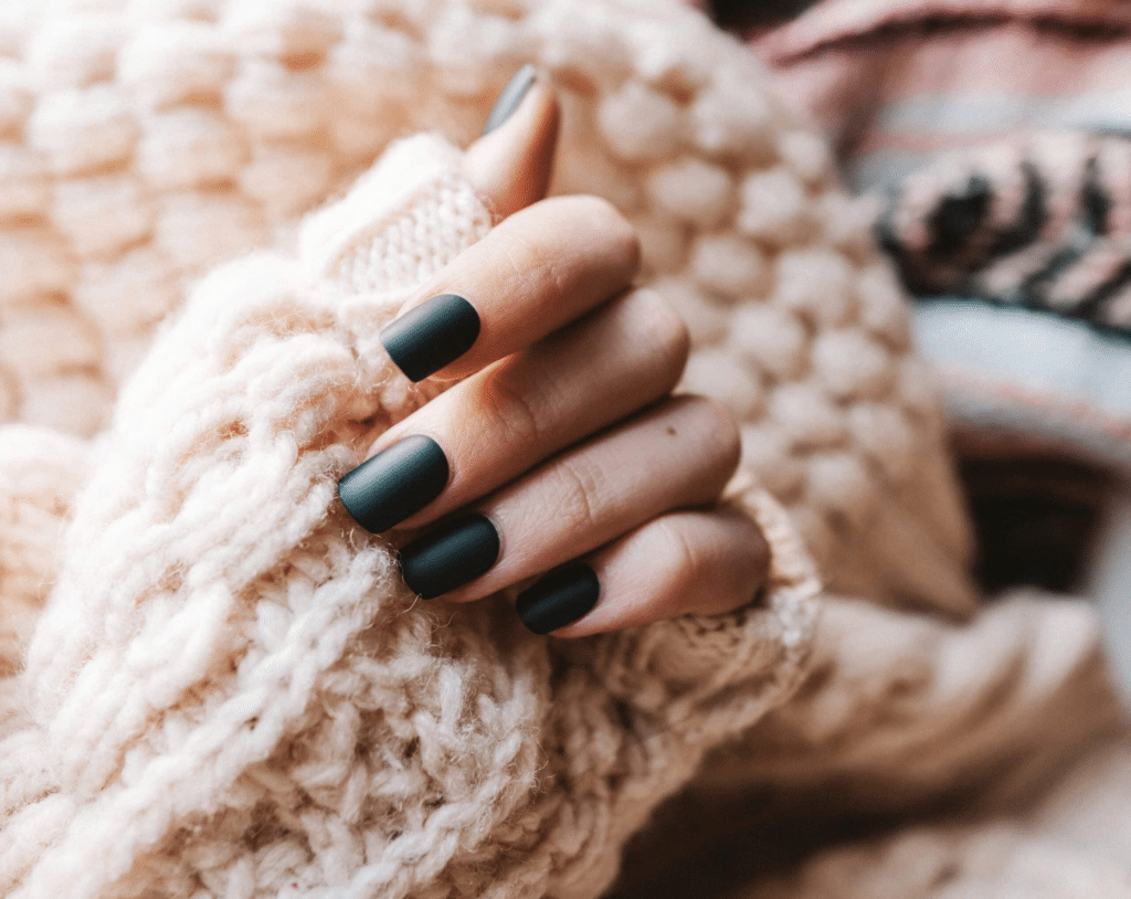 Trendy roku 2024 sa odrážajú aj v manikúre. Zažiarte s grunge nechtami a roztomilými mašľami