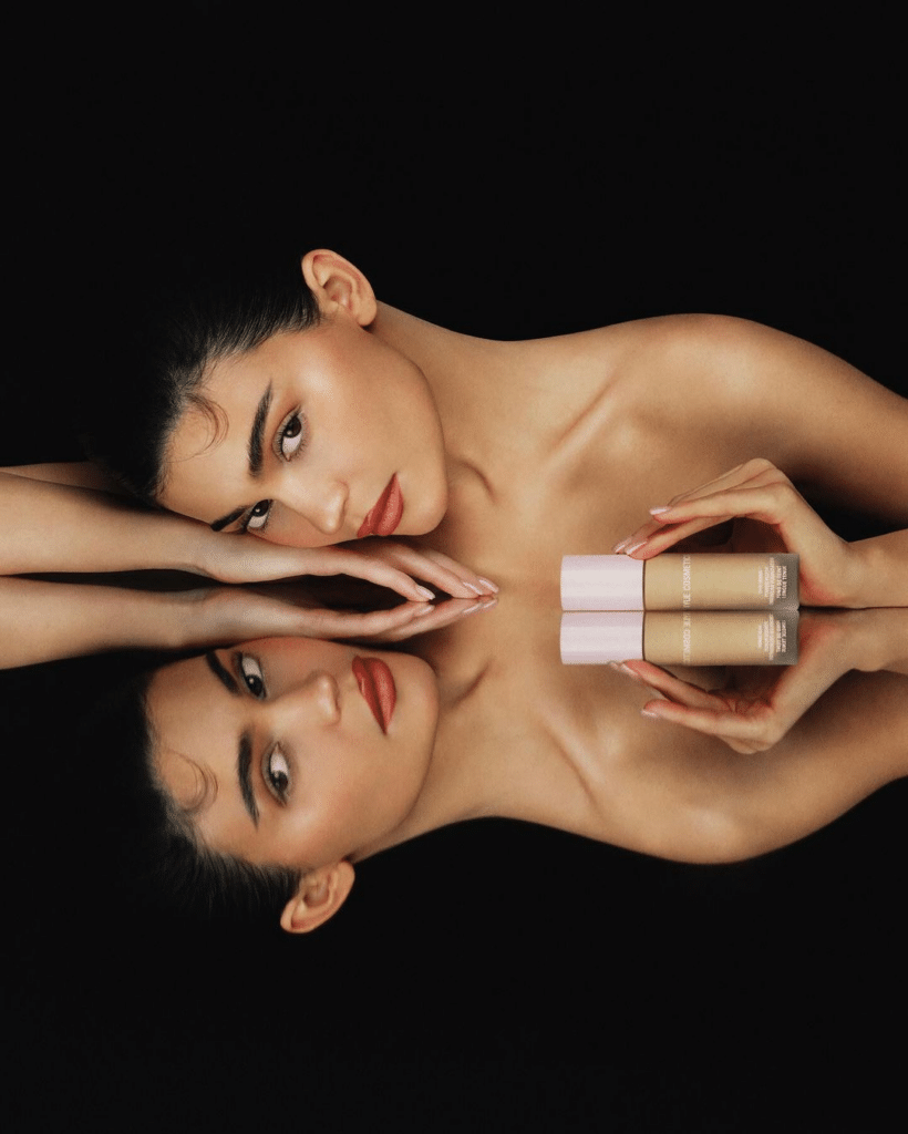 Horúce správy roku 2024: Charlotte Tilbury odhaľuje revolučné rúže a Kylie Cosmetics prináša svoj prvý make-up