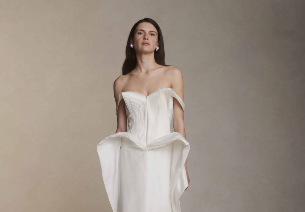 Zmyselné textúry, mašle a kombinácie priehľadných materiálov. Kráčajte k oltáru v tých najvkusnejších šatách