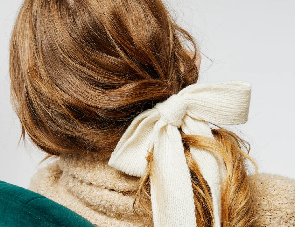 Zamerajte sa na vlasy. Pozornosť upútajú mašle, nepredvídateľné gumičky a obrovské gumičky