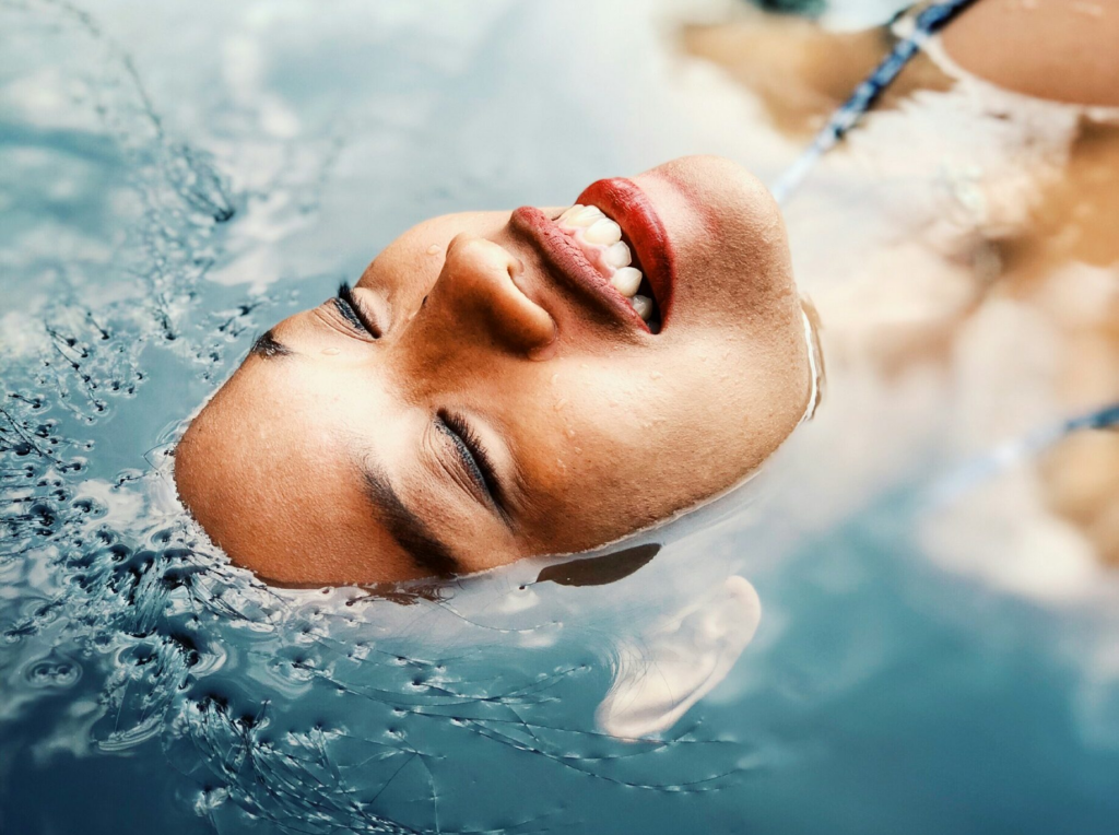 Tohtoročné trendy diktujú starostlivosť o vlasy. Nechajte sa rozmaznávať vyživujúcimi maskami, sprejmi a olejmi